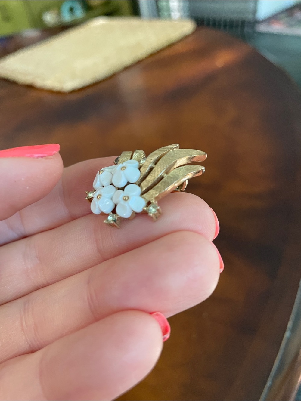 TRIFARI Vintage Gold-Colored Flower Cluster Clip-On Earrings Stamped Gorgeous - Picture 3 of 11
